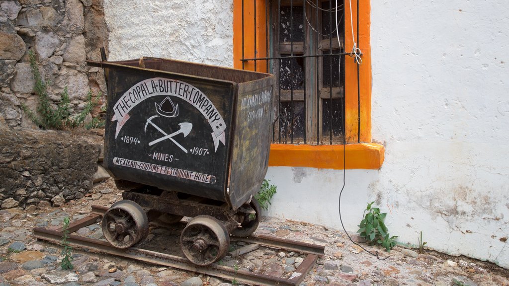 Copala mostrando arte al aire libre y señalización