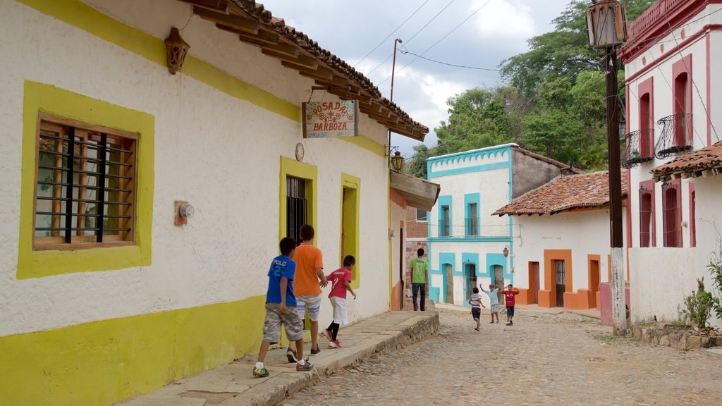 Copala caracterizando uma cidade pequena ou vila assim como crianças