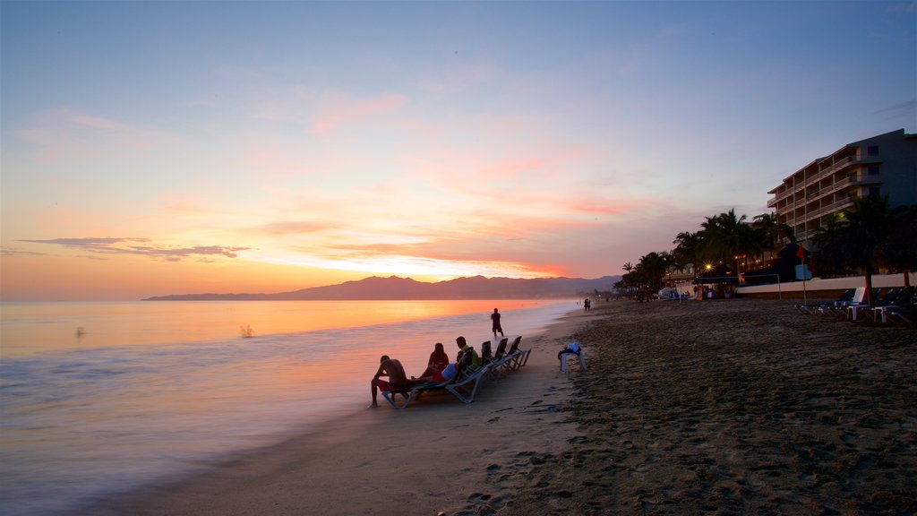 Playa Nuevo Vallarta que incluye una puesta de sol, vistas generales de la costa y una playa