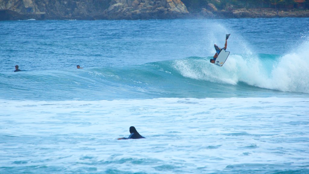 Zicatela Beach som inkluderer kyst, surfing og bølger