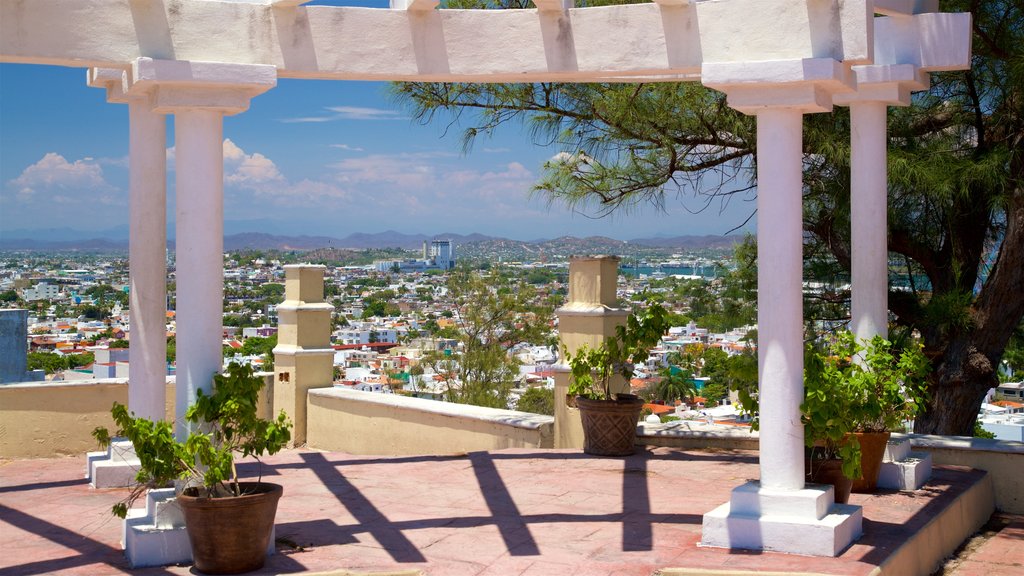 El Mirador mostrando vistas y un parque o plaza