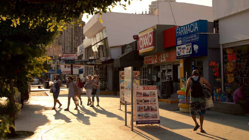 Zona Dorada que incluye una puesta de sol