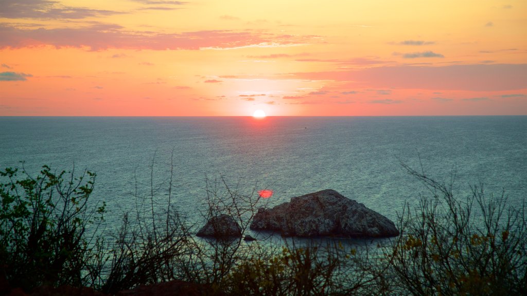 El Faro que incluye vistas generales de la costa y una puesta de sol