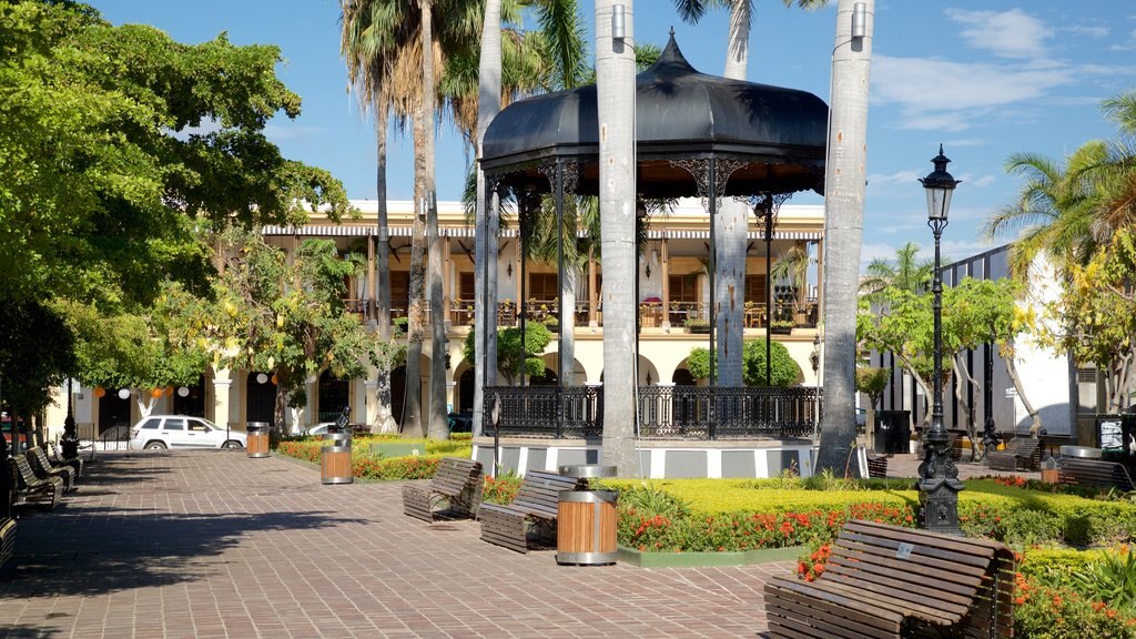 Plaza Machado which includes a square or plaza