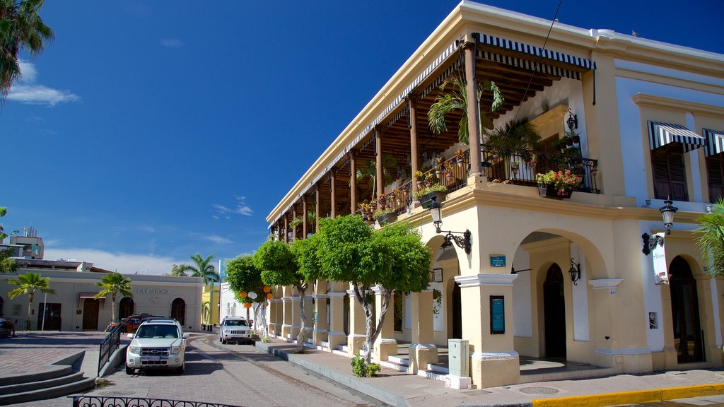 Plaza Machado som inkluderar ett torg