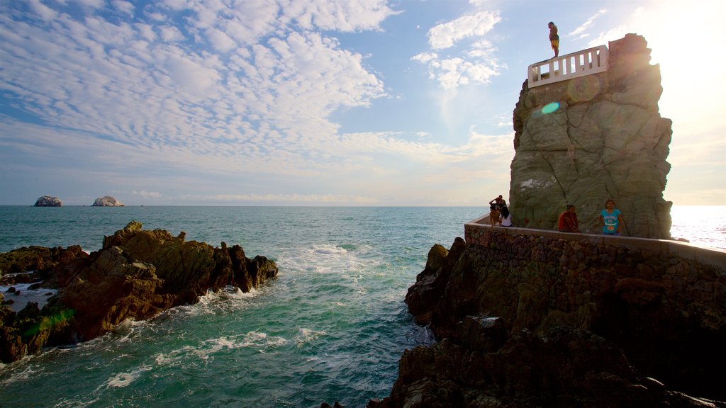 Divers Point menunjukkan pemandangan umum pantai, tebing pantai dan pemandangan