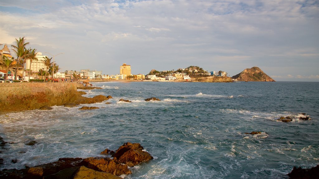 Punta de Clavadistas que inclui litoral rochoso e paisagens litorâneas