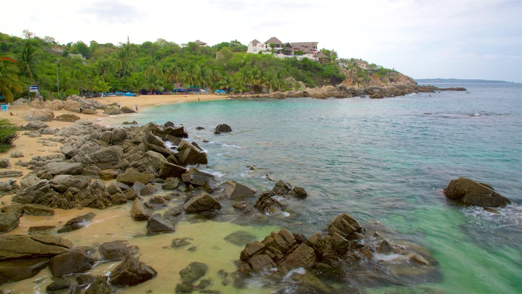 Praia Puerto Angelito mostrando litoral rochoso, uma praia e paisagens litorâneas