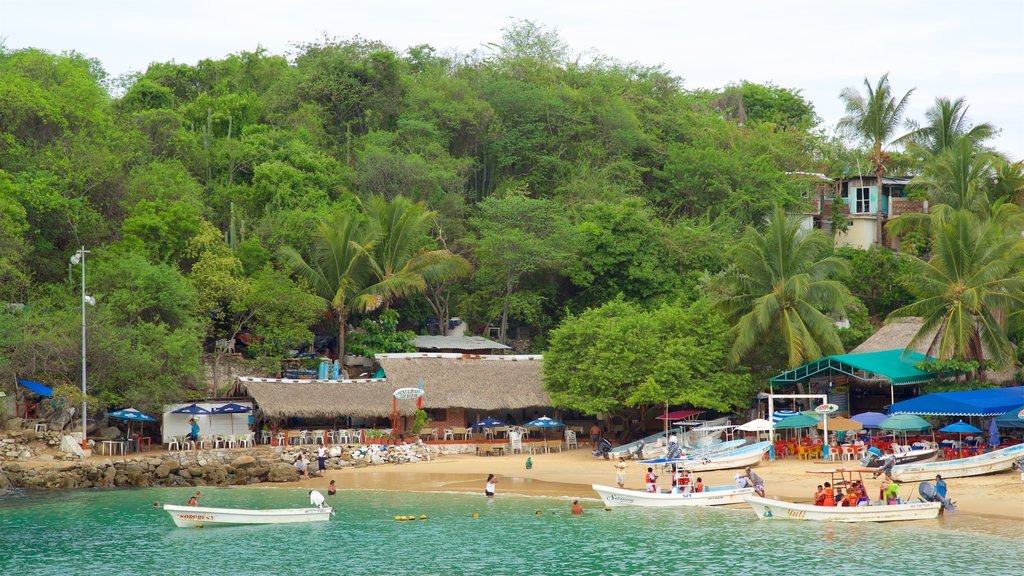 Puerto Angelito Strand som omfatter barsk kystlinje, bådsejlads og tropiske områder