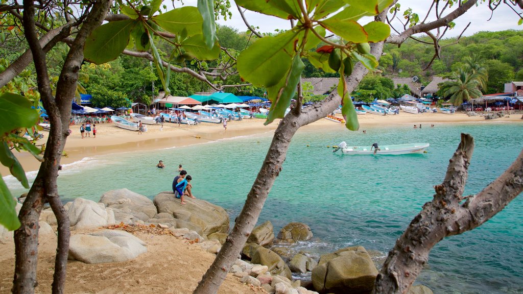 Praia Puerto Angelito mostrando paisagens litorâneas, uma praia de areia e canoagem