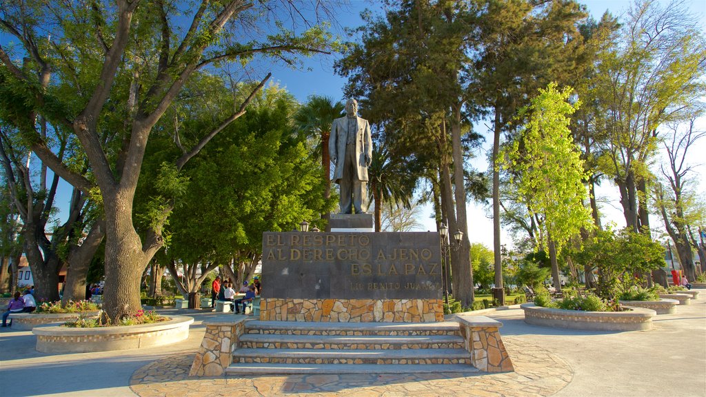 Tecate que incluye un parque o plaza y una estatua o escultura