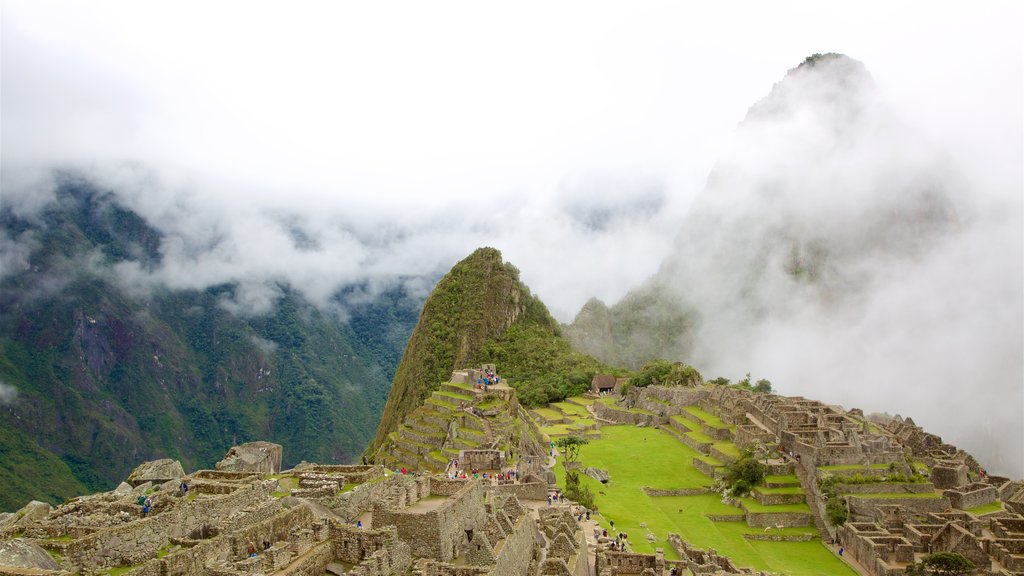 Huayna Picchu caracterizando cenas tranquilas, elementos de patrimônio e uma ruína