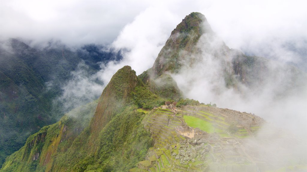 Huayna Picchu toont mist of nevel, vredige uitzichten en bergen