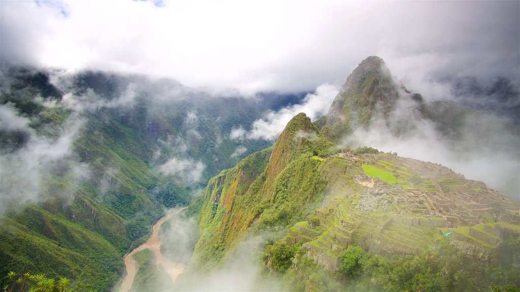 Huayna Picchu -vuori johon kuuluu vuoret, usvaa tai sumua ja rauhalliset maisemat