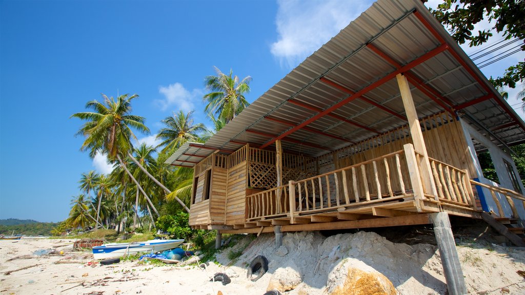 Praia de Thong Kut caracterizando uma praia de areia, uma casa e cenas tropicais