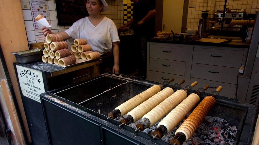 Praga mostrando comida y también una mujer