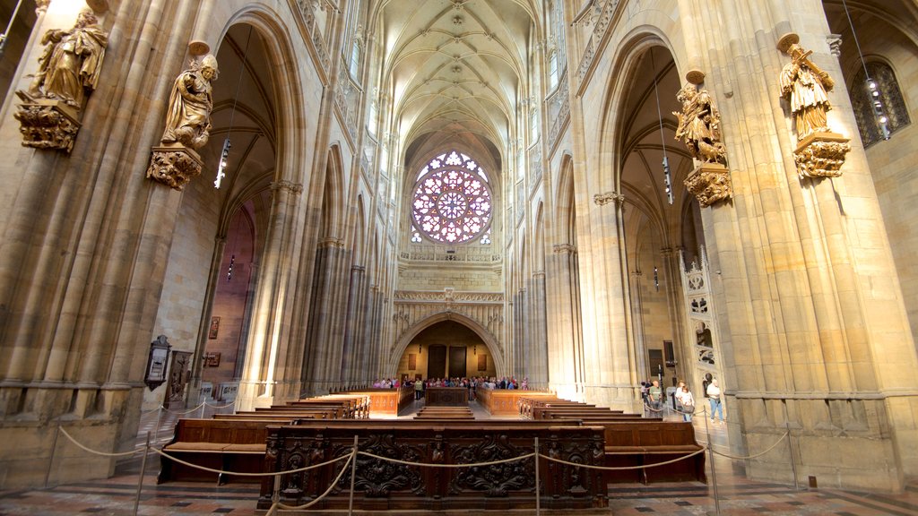 Praga mostrando oggetti d\'epoca, vista interna e chiesa o cattedrale