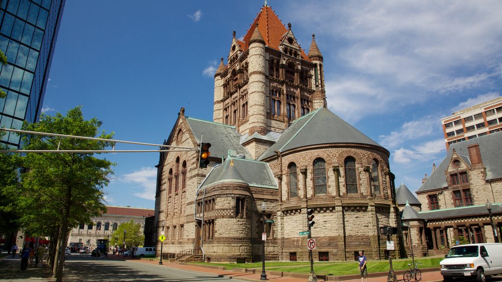 Copley Square ofreciendo una iglesia o catedral, patrimonio de arquitectura y un castillo