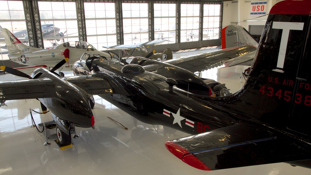 Museo del Aire Lyon ofreciendo avión y vista interna