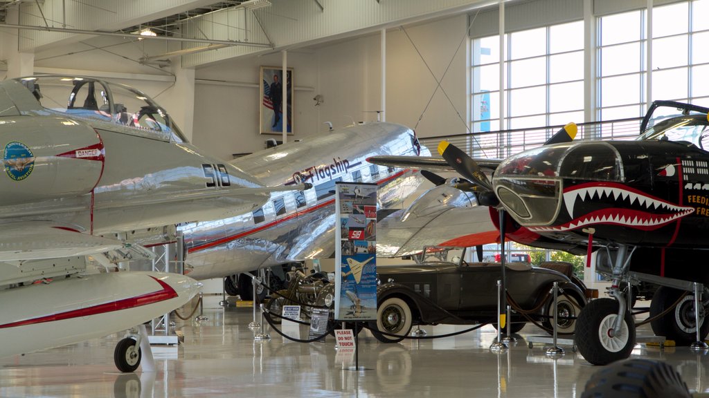 Lyon Air Museum som viser flyvemaskine og interiør