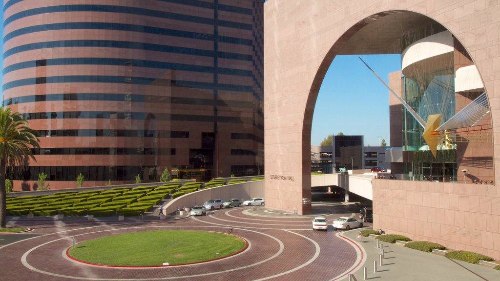 Segerstrom Center for the Arts que incluye arquitectura moderna y una ciudad