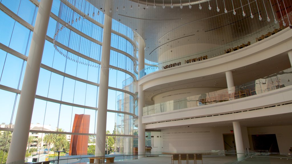 Segerstrom Center for the Arts que inclui arte e vistas internas