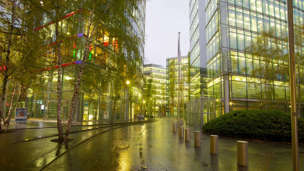 Potsdamer Platz mostrando arquitetura moderna e uma cidade