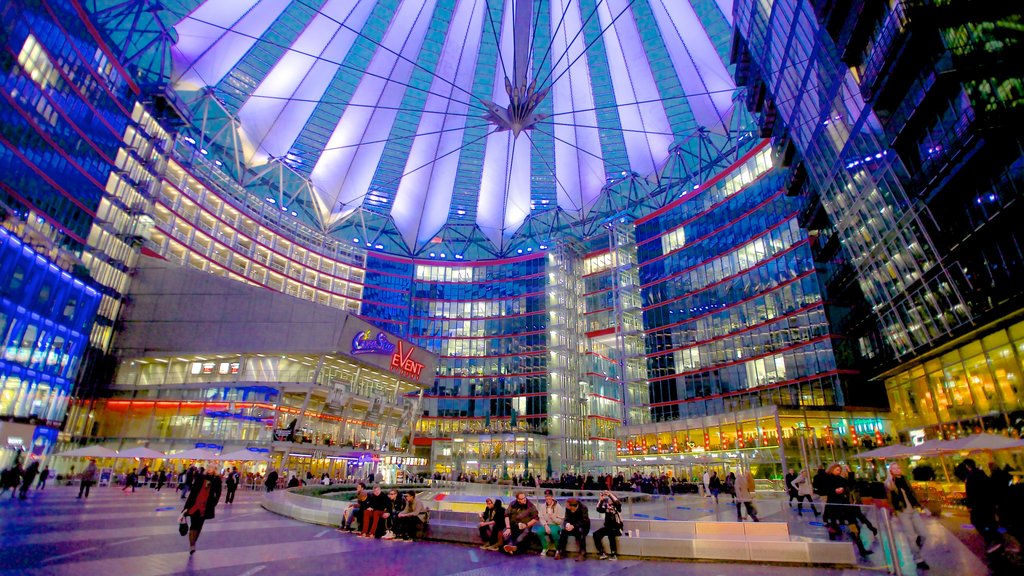 Potsdamer Platz que incluye un parque o plaza, arquitectura moderna y vistas interiores