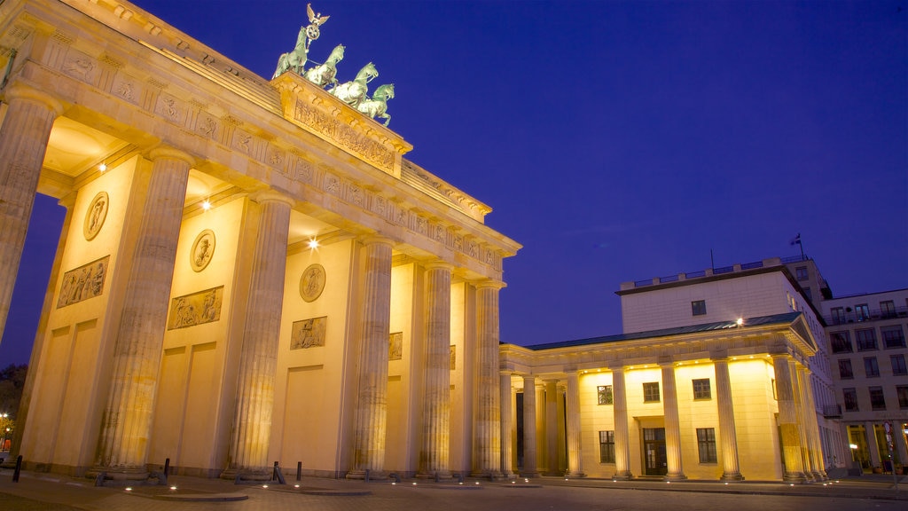 Portão de Brandenburgo que inclui arquitetura de patrimônio, cenas noturnas e um monumento