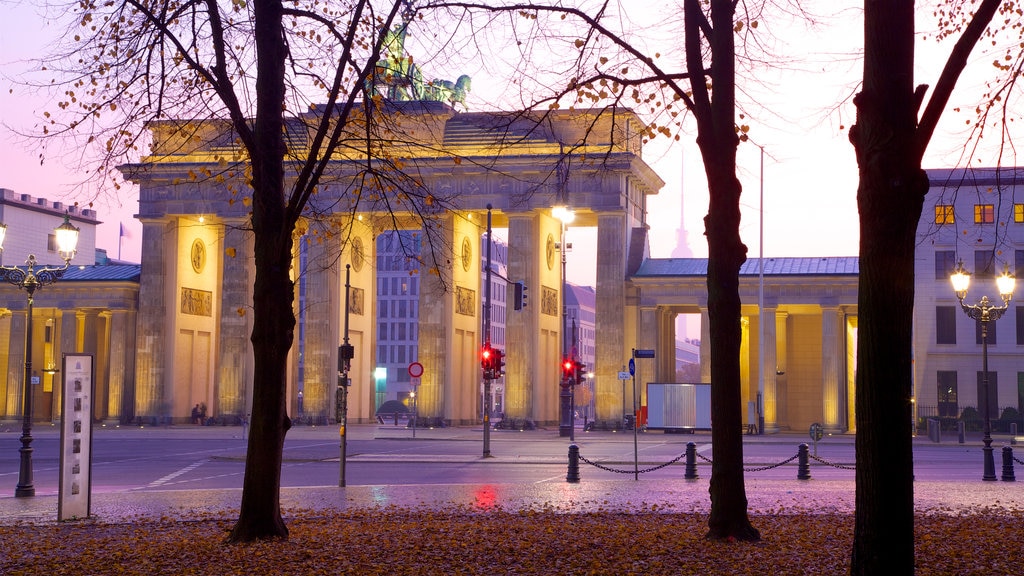 Portão de Brandenburgo mostrando um monumento e uma cidade