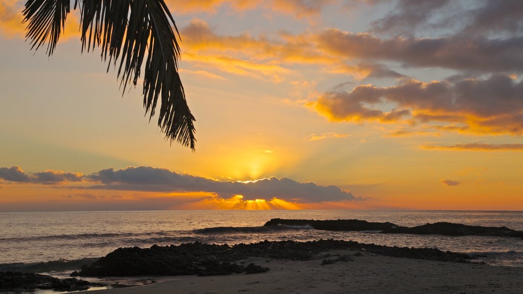 Islas Yasawas que incluye una playa de arena, un atardecer y vistas panorámicas