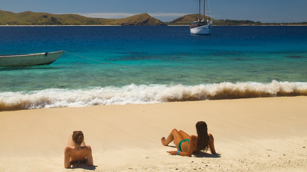 Mamanuca mettant en vedette une plage, bateau et paysages tropicaux