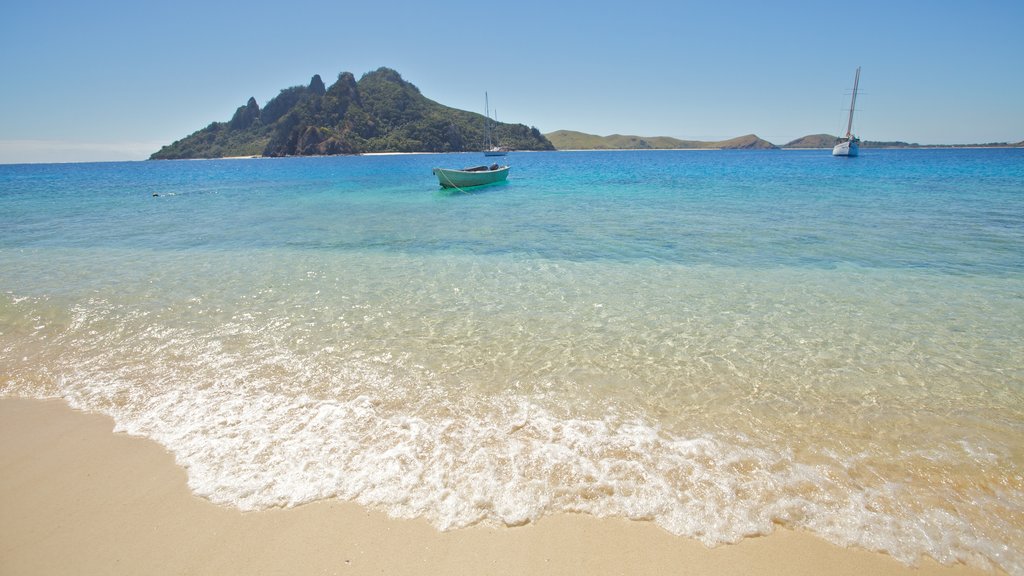 Islas Mamanuca mostrando vista a una isla, una playa de arena y botes