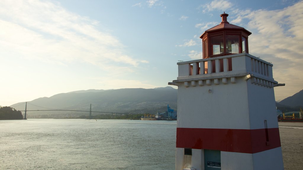 Stanley Park som omfatter en bugt eller havn, et fyrtårn og udsigt over landskaber