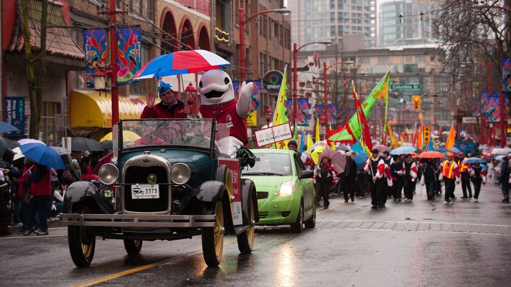 Chinatown showing a city, street performance and street scenes