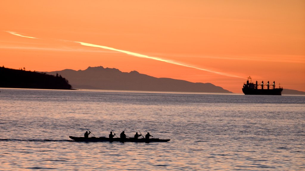 Monumento de piedra de la Bahía Inglesa mostrando kayaks o canoas, montañas y vista panorámica