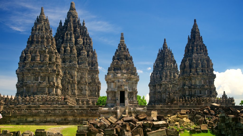 Templo de Prambanan ofreciendo arquitectura patrimonial y una ruina