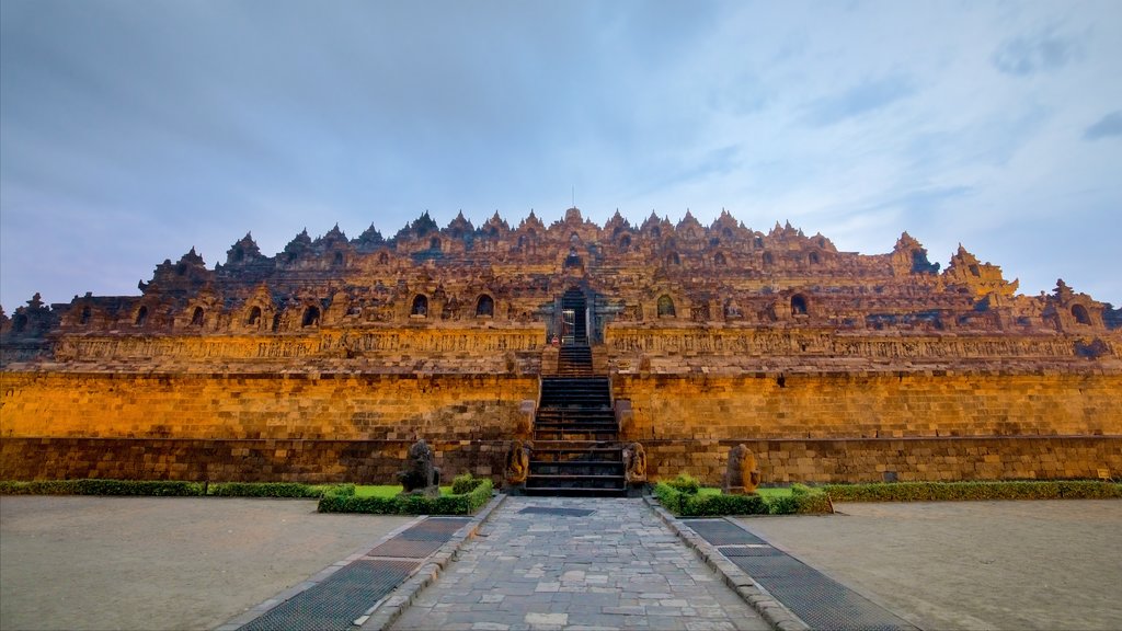 Borobudur montrant square ou place et patrimoine architectural