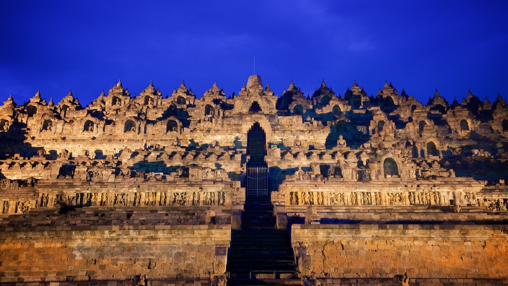 Templo de Borobudur que inclui elementos de patrimônio