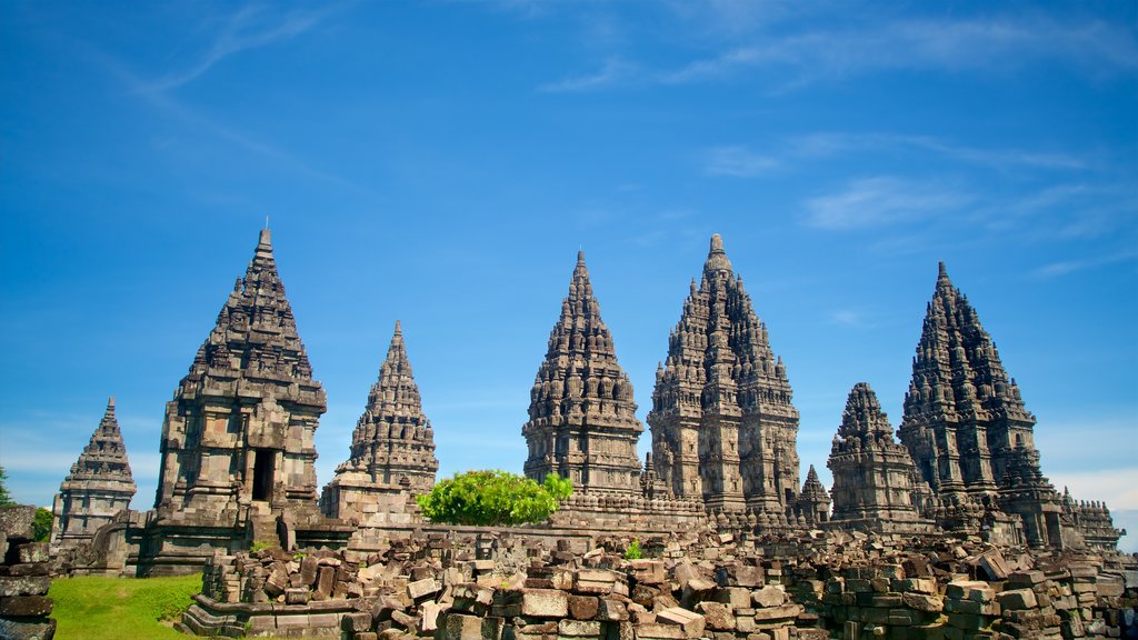 Templo de Prambanan que inclui ruínas de edifício e arquitetura de patrimônio