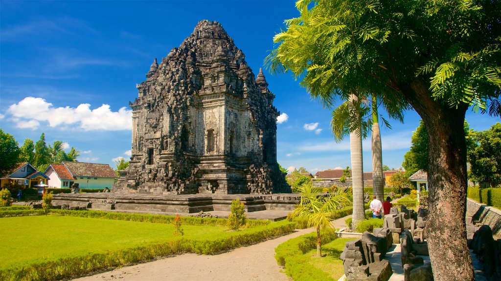 Candi Kalasan yang mencakup arsitektur kuno, kuil atau rumah ibadah dan kebun