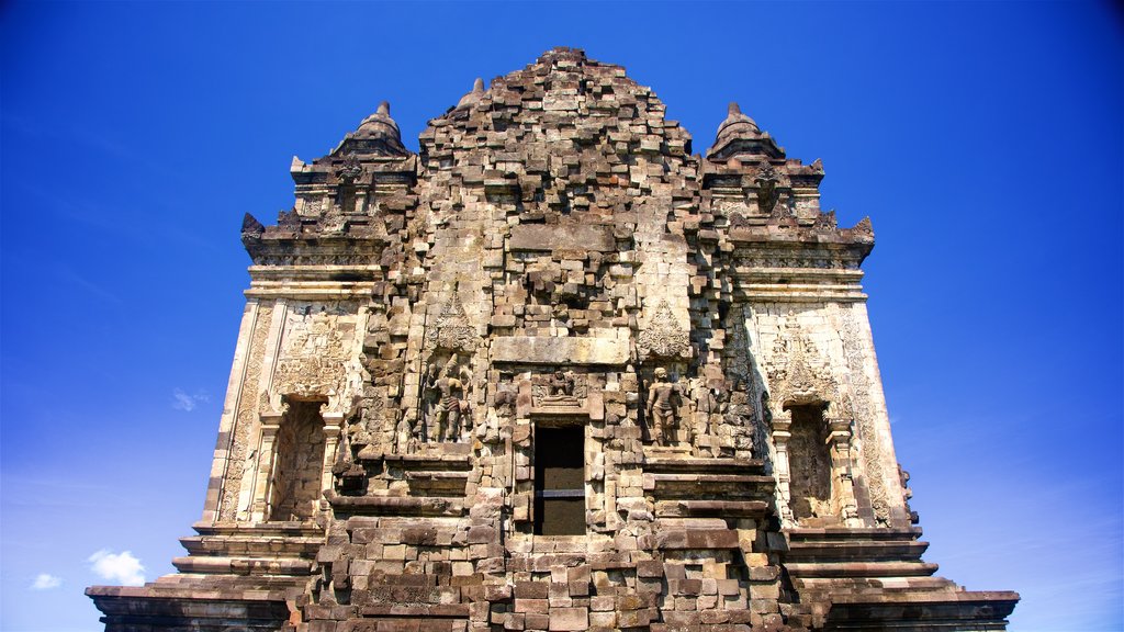 Templo Kalasan que incluye arquitectura patrimonial y un templo o sitio de culto