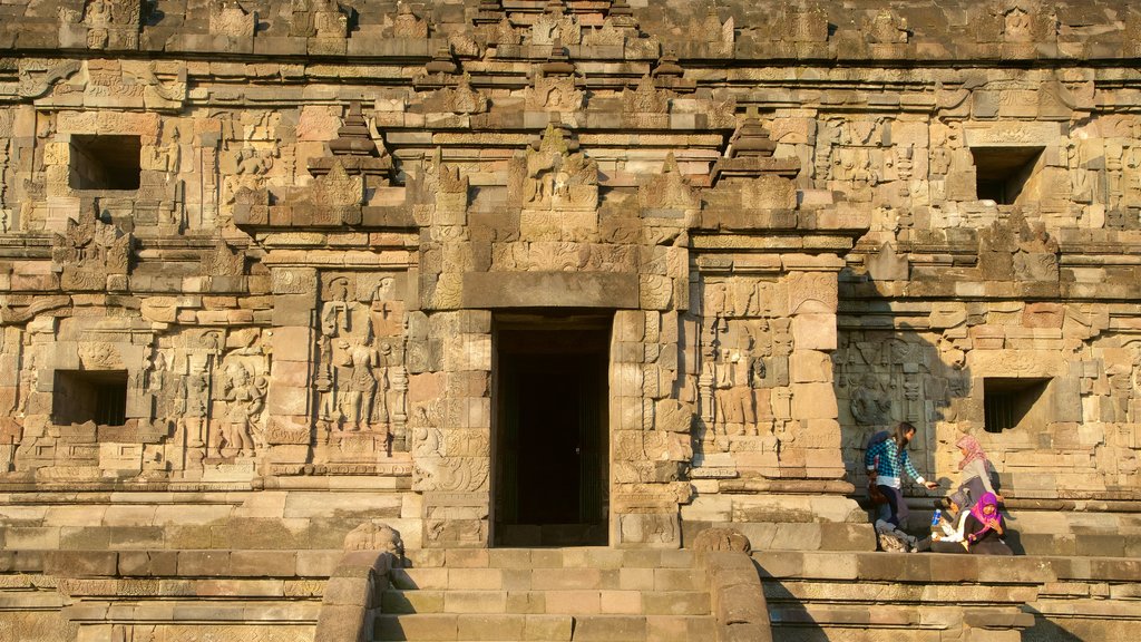 Prambanan mettant en vedette patrimoine historique aussi bien que petit groupe de personnes