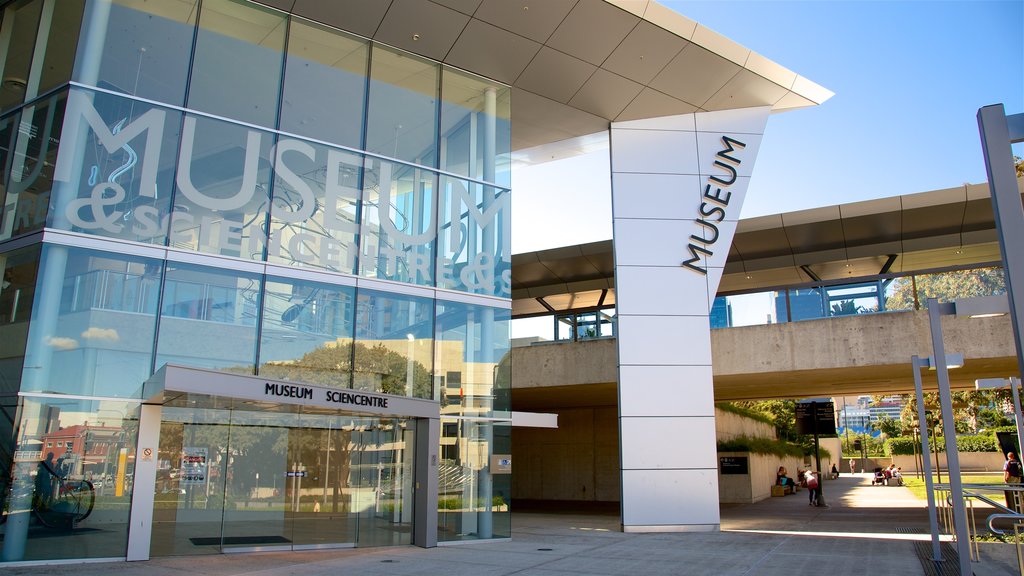 Queensland Museum featuring modern architecture