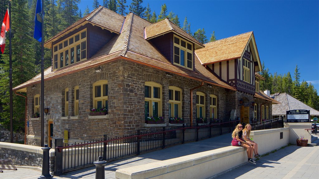 Upper Hot Springs, Banff, Alberta, Canadá y también una mujer