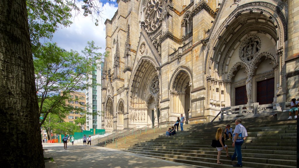 Cathedral of St. John the Divine presenterar historisk arkitektur och en kyrka eller katedral