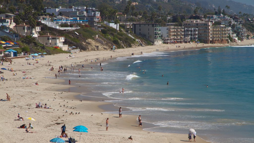 Laguna Beach inclusief algemene kustgezichten, een strand en een kuststadje