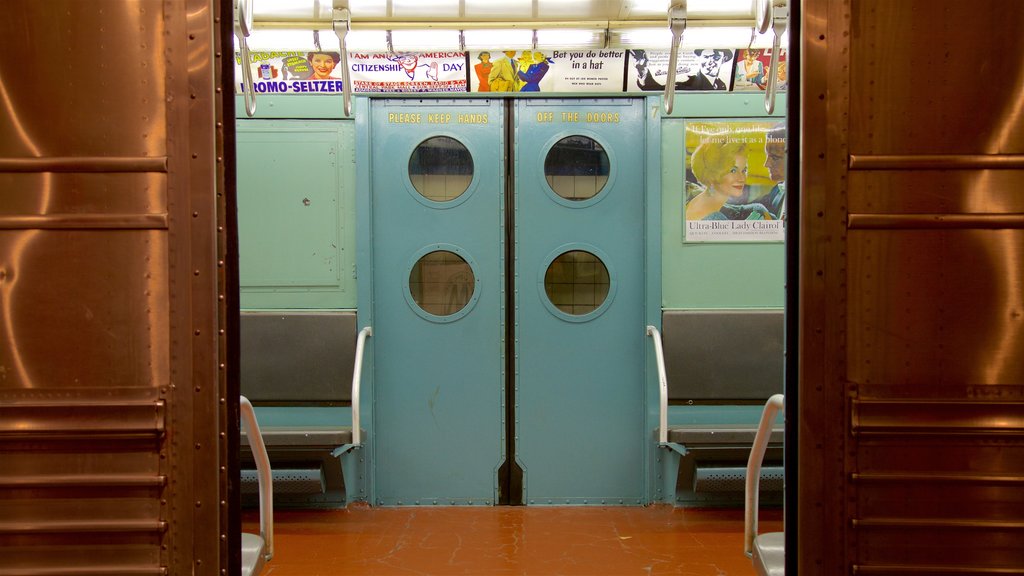 New York Transit Museum toont spoorwegen en interieur