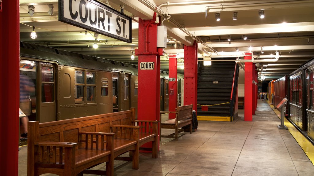 Museo del Tránsito de Nueva York mostrando artículos ferroviarios y vista interna