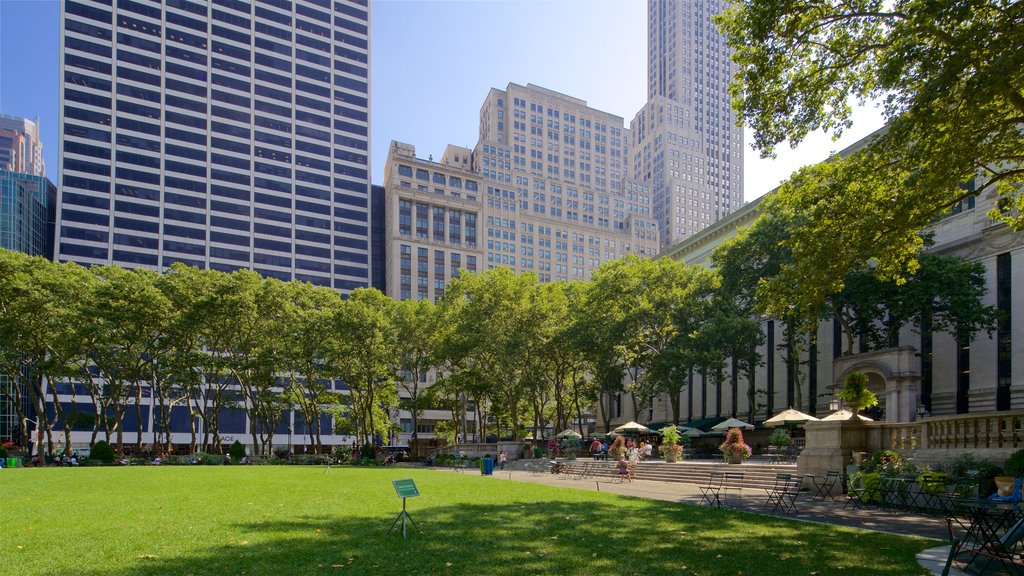 Bryant Park som inkluderar en stad, ett höghus och en trädgård